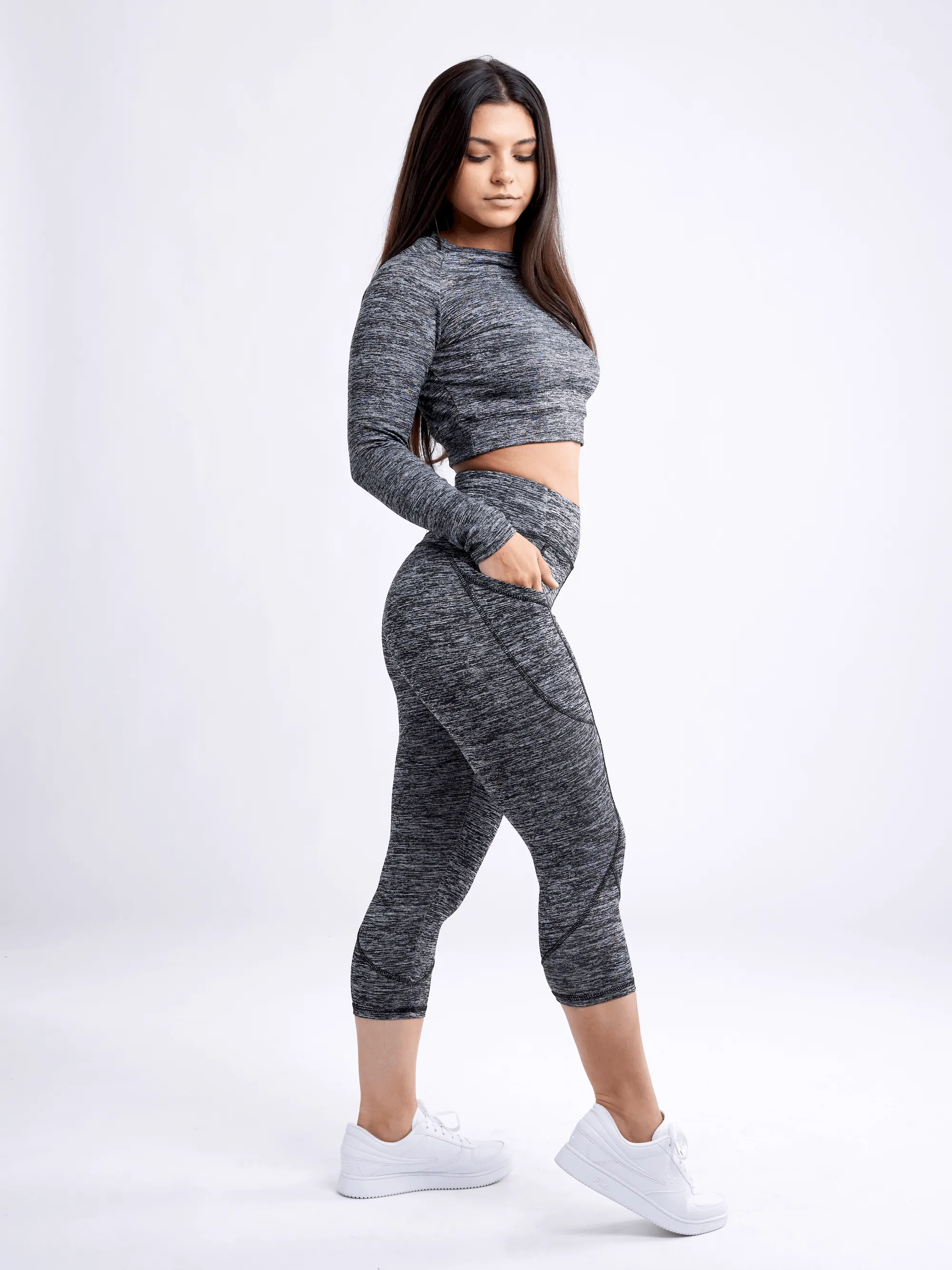 Mid-Rise Capri Fitness Leggings with Side Pockets